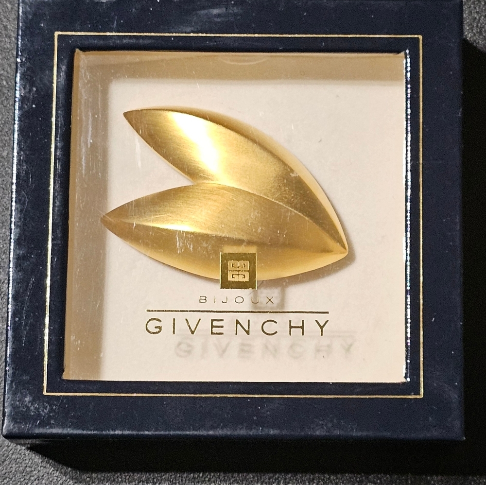 Antique Givenchy pin Gold Tone. Box included